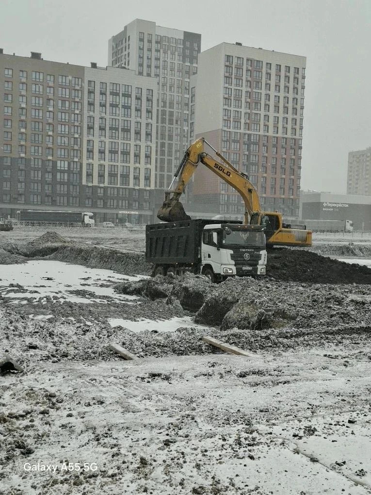 В юго западном районе Ставрополя приступили к возведению плавательного бассейна В конце прошлого года на территории общей площадью около 10 5 тысячи квадратных метров приступили к возведению бассейна Здесь расположится современный модульный корпус где смогут заниматься плаванием спортсмены и любители активного отдыха Сейчас на месте работает техника проводятся земляные работы специалисты выполняют вертикальное планирование и готовят котлован рассказал глава Ставрополя Иван Ульянченко Площадь новой спортивной конструкции составит полторы тысячи квадратных метров Проектом предусмотрено обустройство чаши бассейна раздевалок душевых кабин туалетов и административных помещений а также строительство пешеходных связей и озеленение территории Полностью завершить проект при благоприятных погодных условиях планируется до конца этого года