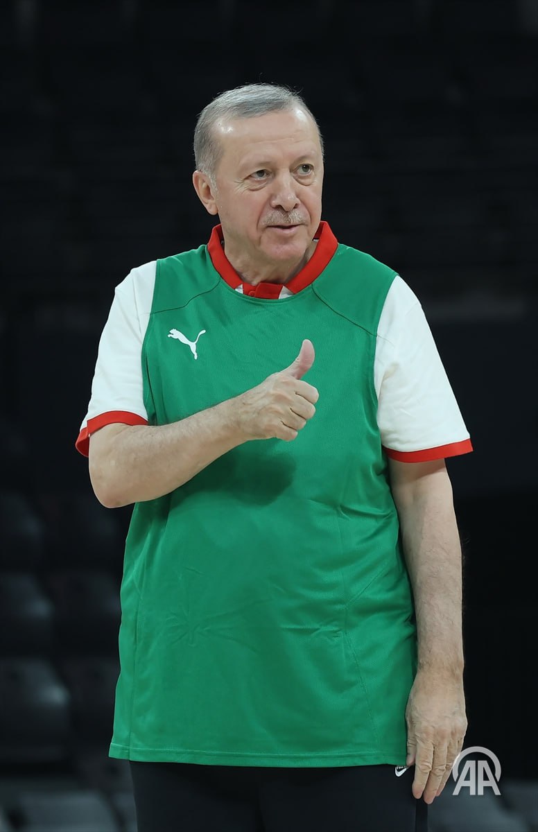 Президент Эрдоган сыграл в баскетбол с легендой НБА Шакилом О Нилом В Стамбуле во вторник 20 января состоялась неформальная встреча президента Турции Реджепа Тайипа Эрдогана с четырехкратным чемпионом Национальной баскетбольной ассоциации НБА Шакилом О Нилом Мероприятие прошло в Центре развития баскетбола Turkcell Глава государства и бывший игрок НБА сыграли в баскетбол вместе с молодыми спортсменами после чего подписали несколько баскетбольных мячей в качестве памятных сувениров Эрдоган и О Нил также сделали совместные фотографии с юными игроками Подробнее на нашем сайте v aa com tr 3805256 24 7 в сутки с Агентством Анадолу