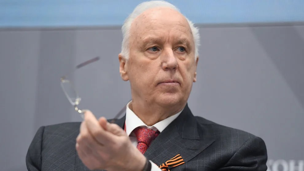 Бастрыкину доложат об оформившем две квартиры на детей прокуроре из Нижнекамска  Ранее в соцсетях рассказали, что сотрудник прокуратуры из Нижнекамска оформил две квартиры для малоимущих семей на своих детей. Тогда в очереди на улучшение жилищных условий стояли около 140 семей.  Подозревается, что дело связано с незаконной передачей жилищного сертификата семье мигрантов из Таджикистана в марте 2025 года.  Фото: Коммерсантъ / Евгений Павленко