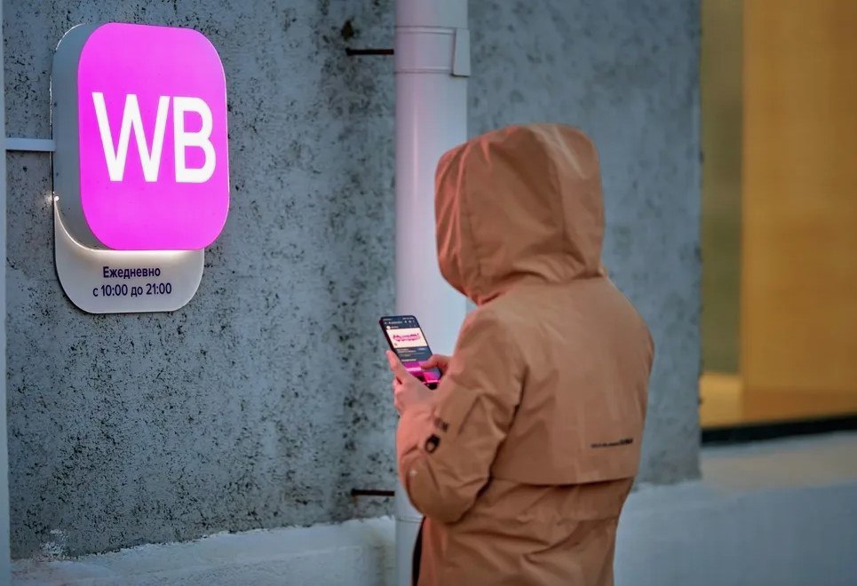 Дикие ягоды: Wildberries запускает бонусную систему для покупателей и продавцов.    WB вводит кэшбэк «ягодки» — до 25% от стоимости товара, которые можно потратить на новые покупки  1 балл = 1 рубль ;    Продавцы сами устанавливают размер кэшбэка  от 1% до 25% , чтобы привлечь больше покупателей;    «Ягодки» зачисляются через 2 недели после получения заказа и хранятся 1 год.  За время тестирования продавцы уже начислили покупателям более 10 млн «ягодок»  Иван Осипов, Wildberries   Бонусами можно покрыть до 99% стоимости заказа + они суммируются с другими скидками и акциями.    Пока в законе о маркетплейсах думают, как ограничить скидки, Wildberries уже придумал, как это ограничение обойти — через бонусную систему, которая формально не считается скидкой.