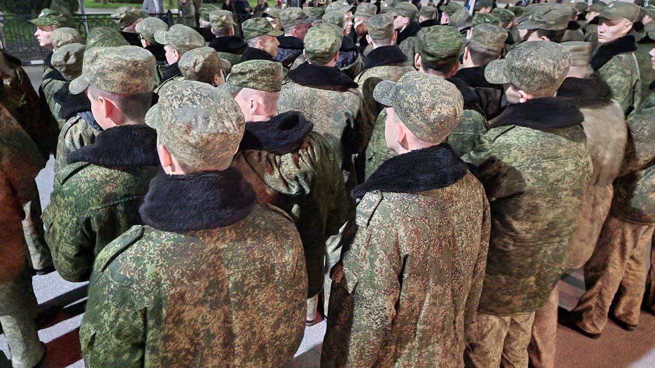 В Ростовской области с полигона сбежали 10 контрактников Происшествие случилось на майские праздники. Как сообщает donday, мужчины должны были отправиться на СВО. Однако в последний момент они решили сбежать. Видимо, утром во время построения военнослужащих не досчитались. Предварительно, несколько беглецов задержали в тот же день. Остальных ищут. Новости №1 в Ростове Прислать новость/фото