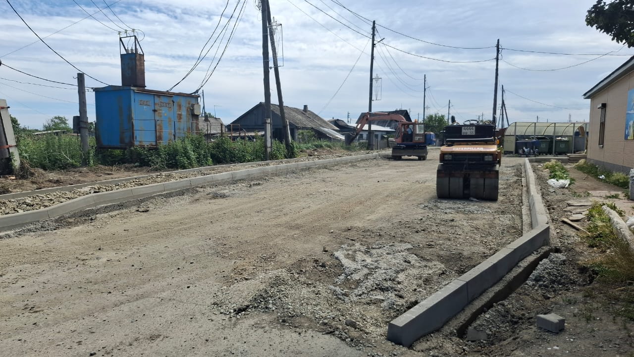 На участке дороги на улице Невельского от ул. Набережной до ул. Луговой в с. Стародубском приступили к ремонтным работам. Проектом предусмотрены укладка асфальтового покрытия и обустройство тротуара. В настоящее время ведется установка бордюрных камней. В пошлом году для комфортного и безопасного передвижения детей и взрослых в с. Стародубском на ул. Комсомольской был построен тротуар протяженностью 135 м. Поставленная губернатором Валерием Лимаренко задача по сокращению количества грунтовых дорог в регионе последовательно выполняется.