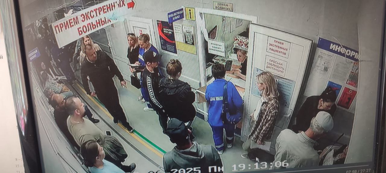 В Ставрополе в больнице скорой помощи зафиксировали рекордную нагрузку на приёмное отделение. За один день 23 июня туда обратились 242 человека, из которых 87 пришли сами, а 72 прибыли по вызовам скорой помощи. Медики отметили, что число самообращений впервые превысило количество вызовов. Это говорит о высокой нагрузке. В больнице просят жителей обращаться за медицинской помощью только в неотложных случаях в период такой высокой загрузки.