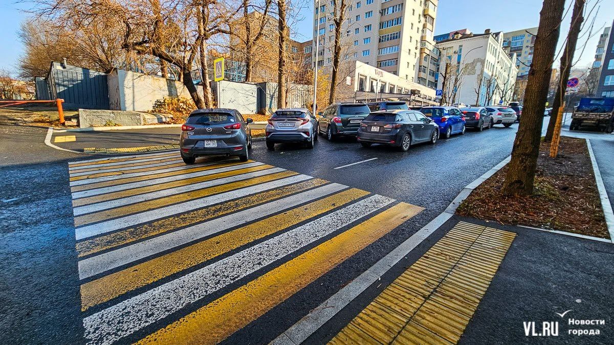 Ещё недавно во Владивостоке работали десятки эвакуаторов, а припаркованные в неположенных местах автомобили беспрестанно увозили на штрафстоянки. Сейчас жители города всё чаще обращают внимание на то, что нарушители правил стоят на одном месте часами и никакая «воровайка» не тревожит их покой. Как выяснила редакция Новостей VL.ru, ГАИ перестала заказывать эвакуацию ещё с весны, поэтому сейчас в городе функционирует всего одна штрафстоянка, а эвакуаторов почти не осталось – этот бизнес перестал быть выгодным. В минтрансе планируют значительно повысить тарифы и вернуть эвакуаторы на дороги.  Источник: VL.ru