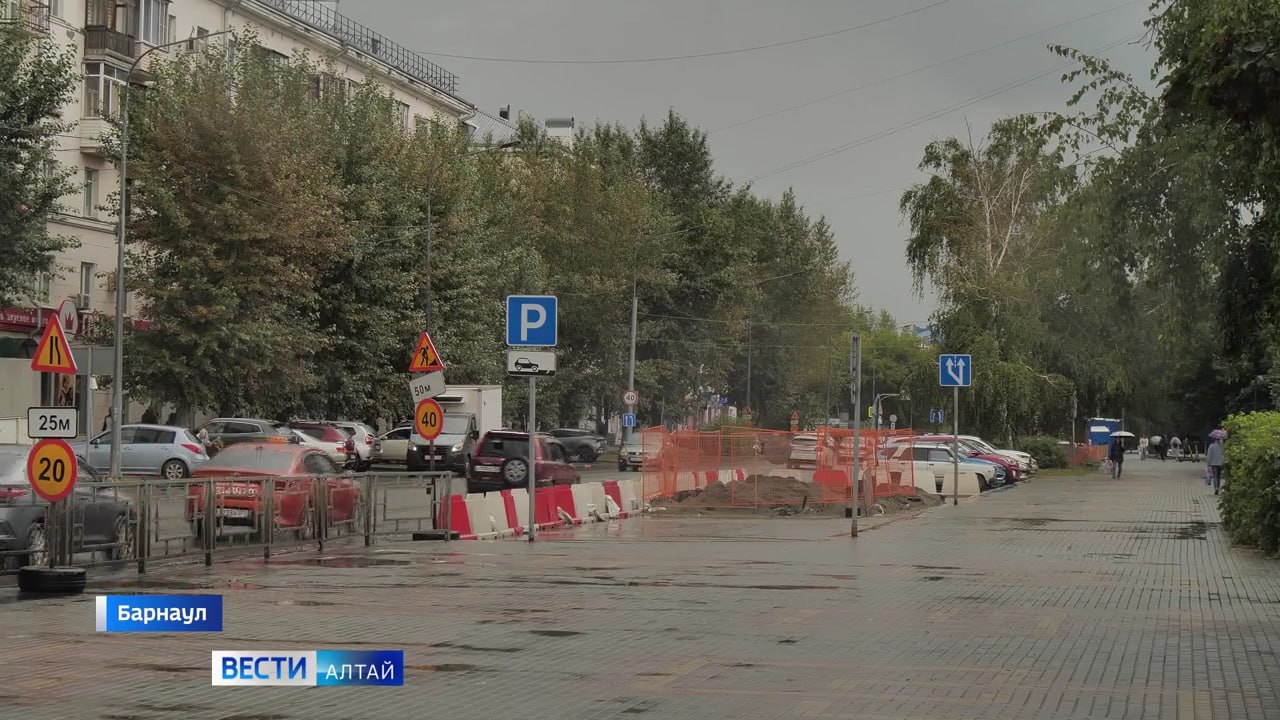Центральная часть Барнаула более чем на сутки останется без холодной воды.  В течение дня можно сделать запасы.  Сегодня, 8 августа, водоснабжение прекратят с 23:00. Это будет происходить поэтапно.  Такая мера необходима в связи с подключением домов к новому водоводу. Сначала специалисты выполнят переврезку в домах по пр. Социалистическому №№ 113, 117, 128 и 119а и по адресу площадь Победы, 2. Затем к работам приступят на проспектах Строителей и улице Профинтерна.  Всего под отключение попадут 108 многоквартирных домов. Ограничения подачи воды продлится до 8:00 воскресенья, 10 августа.  «Росводоканал Барнаул» пообещал осуществлять подвоз воды.