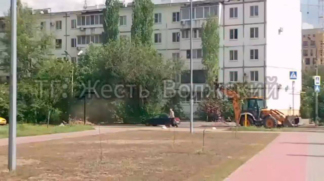 Авария на газопроводе произошла в Волжском При установке дорожных знаков на улице Волжской Военной Флотилии,92 была повреждена газовая труба диаметром 114 миллиметров. На месте выставлено оцепление, подачу газа по трубопроводу перекрыли. Жильцам подачу ресурса не приостанавливали. В мэрии города-спутника сообщили, что работы завершат в течение дня. Подписаться Перейти на сайт