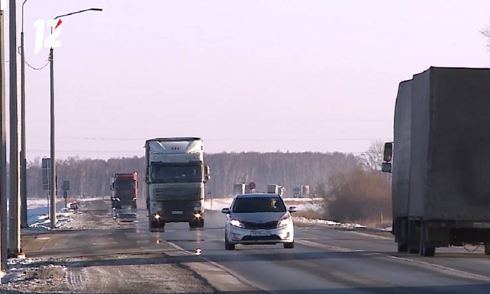 В Омске ограничат движение большегрузов на крупной транспортной развязке  С 17 марта вводится временный запрет на движение большегрузных автомобилей весом более 3,5 тонн на транспортной развязке «Станция Входная». Ограничения связаны с выявленными дефектами на участках дороги и будут действовать в течение года — до 17 марта 2026 года.   Министерство транспорта разработало альтернативные маршруты объезда:    Кондратюка — Волгоградская — 2-я Солнечная — 1Р402  Тюмень — Ялуторовск — Ишим — Омск  — Окружная дорога;     22-го Декабря — Торговая — Южная — Мельничная — Р-254 «Иртыш»  Южный обход Омска .