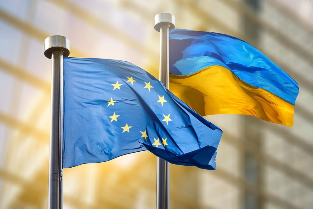 ЕС прекращает режим беспошлинной торговли для Украины Еврокомиссия не станет продлевать режим беспошлинного ввоза для аграрной продукции из Украины. Об этом заявил представитель ЕК Олоф Гилл. В июне 2022 года Евросоюз приостановил пошлины и квоты на украинский экспорт в ЕС. В Брюсселе называли льготный режим "ключевым элементом поддержки Украины", указывая, что он "обеспечивал спасательный круг Киеву за счет доступа к рынку ЕС". По словам Гилла, в настоящий момент Еврокомиссия изучает другие варианты поддержки украинской экономики. Фото: iStock