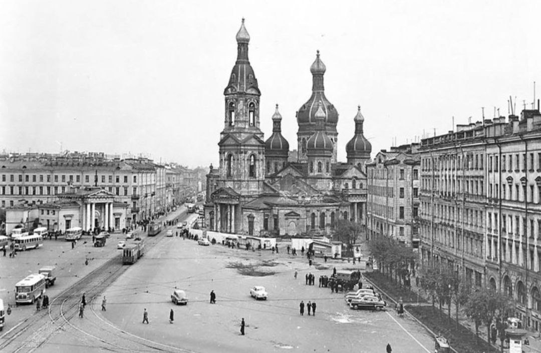 В Петербурге предложили воссоздать храм, который взорвали при Хрущеве  Градозащитники обратились к властям города с официальным письмом, они просят оказать содействие в воссоздании храма Спаса на Сенной. Письмо подписали известные деятели культуры, истории, архитектуры, ученые, журналисты.  Отмечается, что вопрос о восстановлении храма стоит остро именно сейчас. На 2026 год запланирована реконструкция наклонного хода станции метро "Сенная площадь", вестибюль которой небольшим фрагментом со служебными помещениями заходит на территорию бывших фундаментов собора. Поэтому решение о строительстве храма надо принять до начала работ.  Спас на Сенной или церковь во имя Успения Пресвятой Богородицы строили с 1753 по 1765 годы. От него избавились во время хрущевской антирелигиозной кампании.  Как вы считаете, нужно ли построить новый храм-копию на том же месте?   - да,   - нет