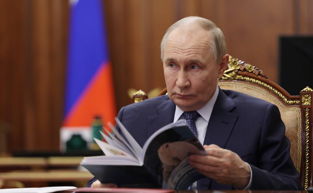 Мурманский Вестник новости Глава Росприроднадзора доложила Путину сколько косолапых Медвежий патруль спас в Арктике Сегодня 21 октября в Москве состоялась встреча президента Владимира Путина и главы Росприроднадзора Светланы Радионовой На ней собеседница рассказала российскому лидеру о результатах деятельности на территории Арктической зоны Медвежьего патруля или Президентского медвежьего патруля как его прозвали северяне Об этом информирует пресс служба Кремля В частности Радионова поведала президенту что за 5 лет существования проекта было спасено уже свыше 25 особей косолапых Были конфликтные ситуации кого то мы даже в Москву доставляли самолетами медвежонка у нас такой случай был Московский зоопарк и специалисты нам помогают поделилась Радионова Однако по словам главы подробнее на канале Мурманский Вестник новости