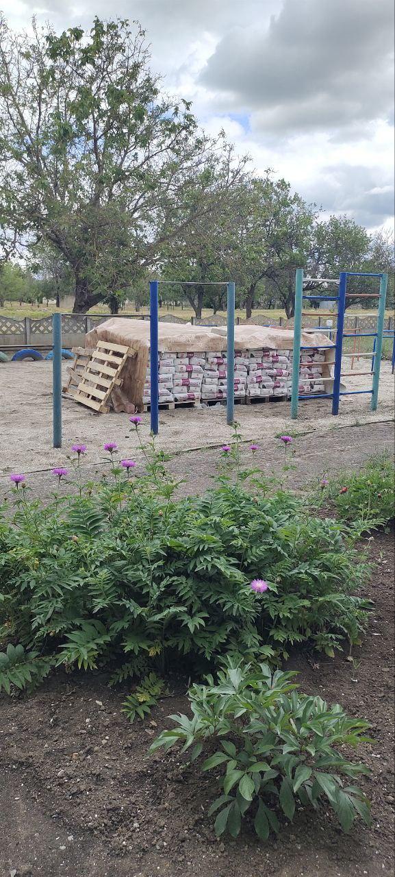 В Геническе стартовали подготовительные работы к капитальному ремонту детского сада «Теремок» В Геническе Херсонской области начался первый этап капитального ремонта детского сада «Теремок». Работы выполняются силами специалистов из Псковской области в рамках сотрудничества регионов. На объект завозят строительные материалы, рабочие демонтируют старые полы, окна, двери и другие конструкции. Подрядная организация также проводит дополнительное обследование здания, чтобы точно определить весь объём необходимых работ. Капитальный ремонт позволит создать комфортные и безопасные условия для воспитанников и сотрудников детского сада. Актуальные новости Херсонской области.