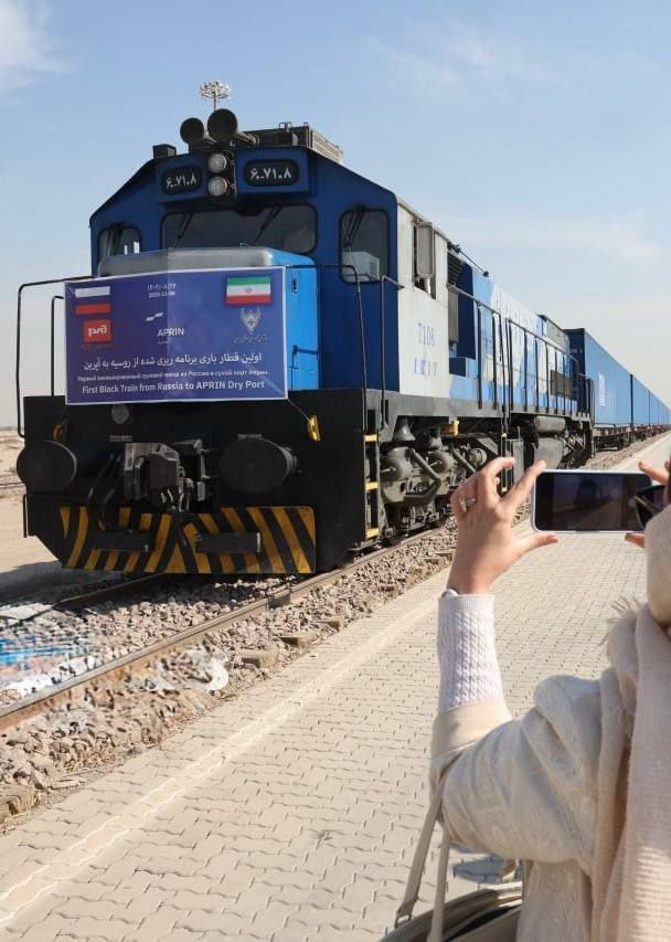 Первый поезд из России прибыл в сухой порт Ирана Априн Данная отправка является важным этапом развития логистических сервисов по МТК Север Юг Поезд из 62 сорокафутовых контейнеров с сульфатной целлюлозой проследовал с полигона Северной железной дороги по восточному маршруту коридора и прибыл в сухой порт Априн Иран Транзитное время составило 13 дней Перевозка в Априн стала логичным продолжением системной работы РЖД Логистики по созданию и продвижению комплексных логистических решений в рамках коридора Север Юг Выступая номинированным оператором холдинга РЖД на этом направлении компания активно развивает его восточное направление проходящее через территорию Казахстана и Туркменистана что обеспечивает прямое железнодорожное сообщение с Ираном Иран Россия экспорт импорт tradewithoutborders торговлябезграниц логистика СеверЮг Торговля без границ   Экспорт Вашей продукции Решение любых вопросов ВЭД