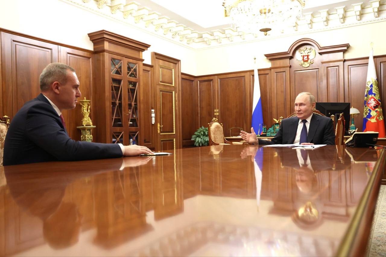 Губернатор Югры Руслан Кухарук поблагодарил Владимира Путина за 25 лет управления Россией! В этот день, 7 мая 2000 года, Владимир Путин вступил в должность президента России - губернатор Югры Руслан Кухарук подчеркнул важность этого события сообщением в своем телеграм-канале, отметив позитивный вклад президента в развитие страны и ее суверенитета за прошедшие 25 лет, а также поблагодарил федеральный центр за материальную поддержку Ханты-Мансийского автономного округа. "Для Югры это время стало эпохой масштабных преобразований. Благодаря поддержке федерального центра реализованы ключевые проекты в нефтегазовой отрасли, обеспечена энергетическая безопасность страны. Вместе с этим развивалась инфраструктура: построены тысячи километров дорог, современные школы и больницы, созданы комфортные условия для жизни в северных городах", - написал Руслан Николаевич.