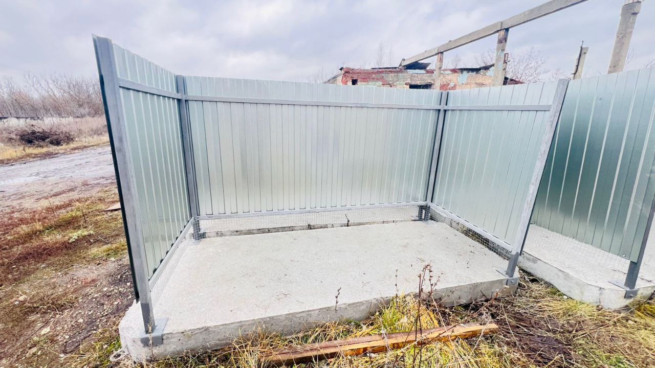 По инициативе главы региона Евгения Первышова в области ведется работа по созданию современной инфраструктуры для обращения с твердыми коммунальными отходами Как сообщили в региональном министерстве ТЭК и ЖКХ в 2025 году было создано 80 новых и реконструировано 130 существующих контейнерных площадок Кроме того закуплено 1522 новых контейнера Например в Сампурском округе в текущем году было обустроено 10 современных площадок Всего в планах округа установка 50 таких объектов В администрации округа отметили что новые площадки соответствуют современным стандартам оснащены системами видеонаблюдения В регионе функционирует более 8 3 тысячи площадок накопления ТКО оснащенных 15 3 тысячами контейнеров В области реализуется курс на усиление государственной ответственности в сфере обращения с отходами Евгений Первышов обозначил что все процессы от вывоза до переработки должны перейти под прямое управление и ответственность области Фото администрация Сампурского округа Наши новости в МАХ