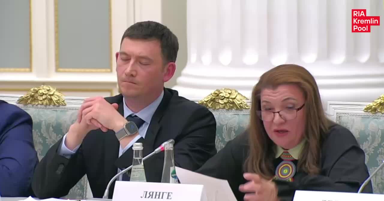 Владимир Путин получил виниловые пластинки с песнями народов России