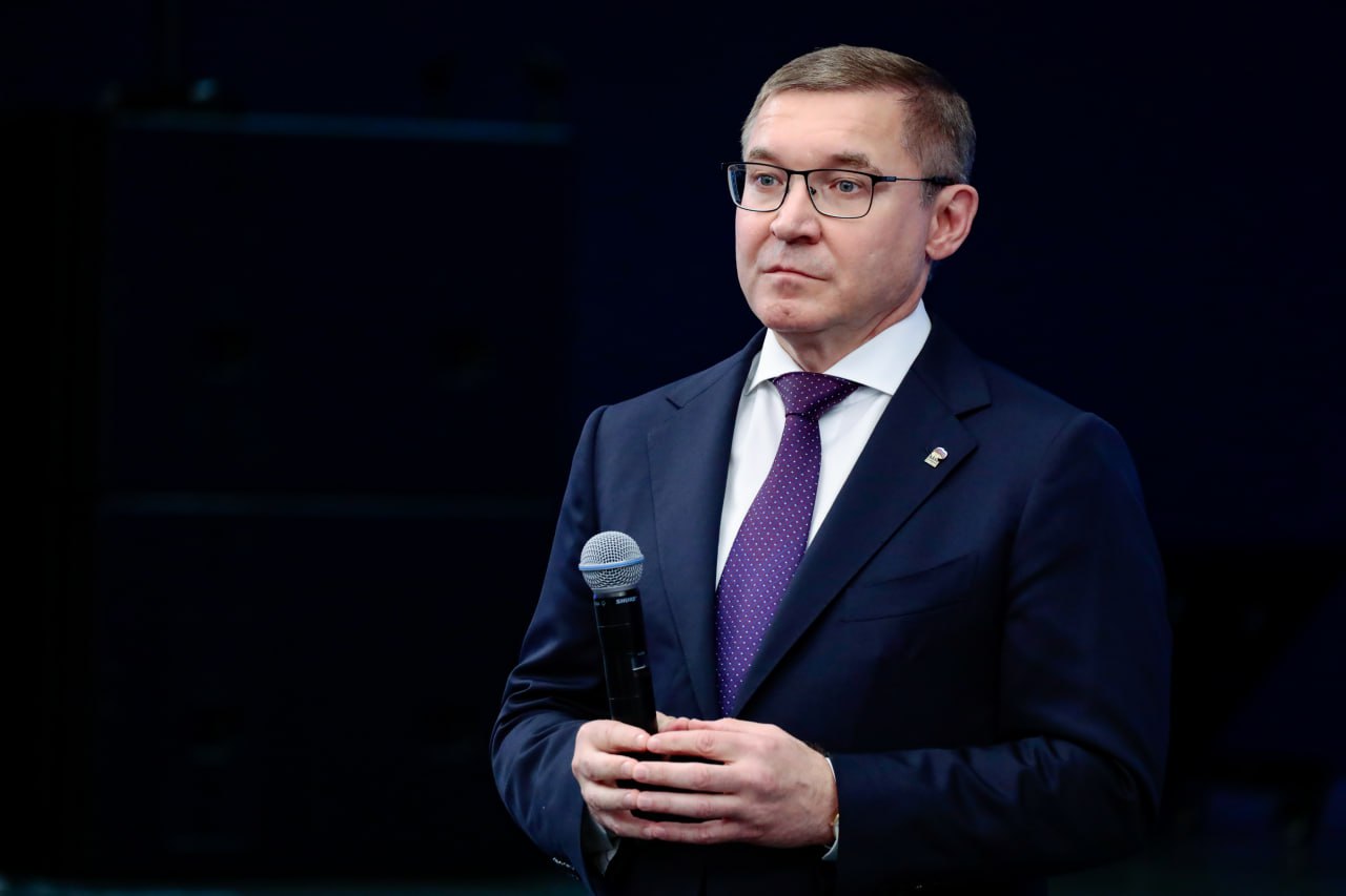 Якушев сменил Турчака в наблюдательном совете "Движения первых". Нового секретаря Генсовета ЕР в состав совета своим указом включил президент Путин. Предшественник Якушева на партийном посту - Турчак - прошлым летом возглавил Алтай. Главный политический канал Урала