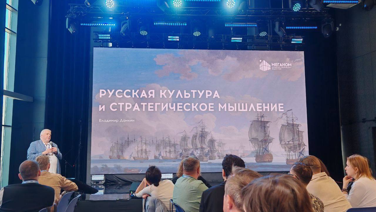 Представители двух амурских театров принимают участие в федеральной образовательной программе «Капитаны культуры». От Амурского областного театра драмы на «Тавриду» отправился Максим Клепалов – актер и председатель СТД по Амурской области. Амурский областной театр кукол представляет исполняющий обязанности главного режиссера Александр Корнилов. Специализированная программа подготовки управленческих кадров «Капитаны культуры», реализуется в рамках проекта «Таврида.АРТ» совместно с Минкультуры России. Программа рассчитана на руководителей среднего звена российских учреждений культуры, искусства и креативных индустрий. Цель проекта — поддержка реализации государственной культурной политики страны путем формирования кадрового резерва отрасли. Участники мероприятия смогут развить важные профессиональные навыки управления проектами, освоить современные методы ведения организационных процессов, усовершенствовать способности стратегического мышления и адаптироваться к изменениям внешней среды. Особое внимание уделяется вопросам повышения эффективности взаимодействия внутри команды, правильной постановке целей и эффективному использованию имеющихся ресурсов. Обучение включает прохождение трех образовательных модулей, завершающихся весной 2026 года. Программа охватывает развитие управленческой компетентности, совершенствование лидерских качеств, приобретение компетенций по управлению переменами и работе с коллективом. Каждый участник реализует собственный практикоориентированныйпроект, направленный на повышение конкурентоспособности возглавляемой им организации. Успешно проявившие себя слушатели получат возможность продолжить свое профессиональное развитие в рамках дальнейших инициатив Министерства культуры РФ и кластера «Таврида». Всего в течение 2025 года планируется проведение четырех потоков программы, объединивших порядка 500 представителей ведущих культурных учреждений России.