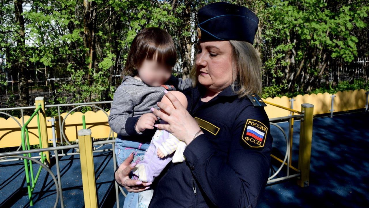 Вести Мурман Судебные приставы Терского округа передали под опеку государства двух детей из неблагополучной семьи Как сообщили в Управлении ФССП России по Мурманской области мать девочек 5 и 16 лет вела аморальный и асоциальный образ жизни злоупотребляла спиртным и не выполняла родительские обязанности Суд принял решение ограничить северянку на полгода в родительских правах Девочек поместили в Кандалакшский комплексный центр социального обслуживания населения Фото УФССП России по Мурманской области Подпишись Вести подробнее на канале Вести Мурман
