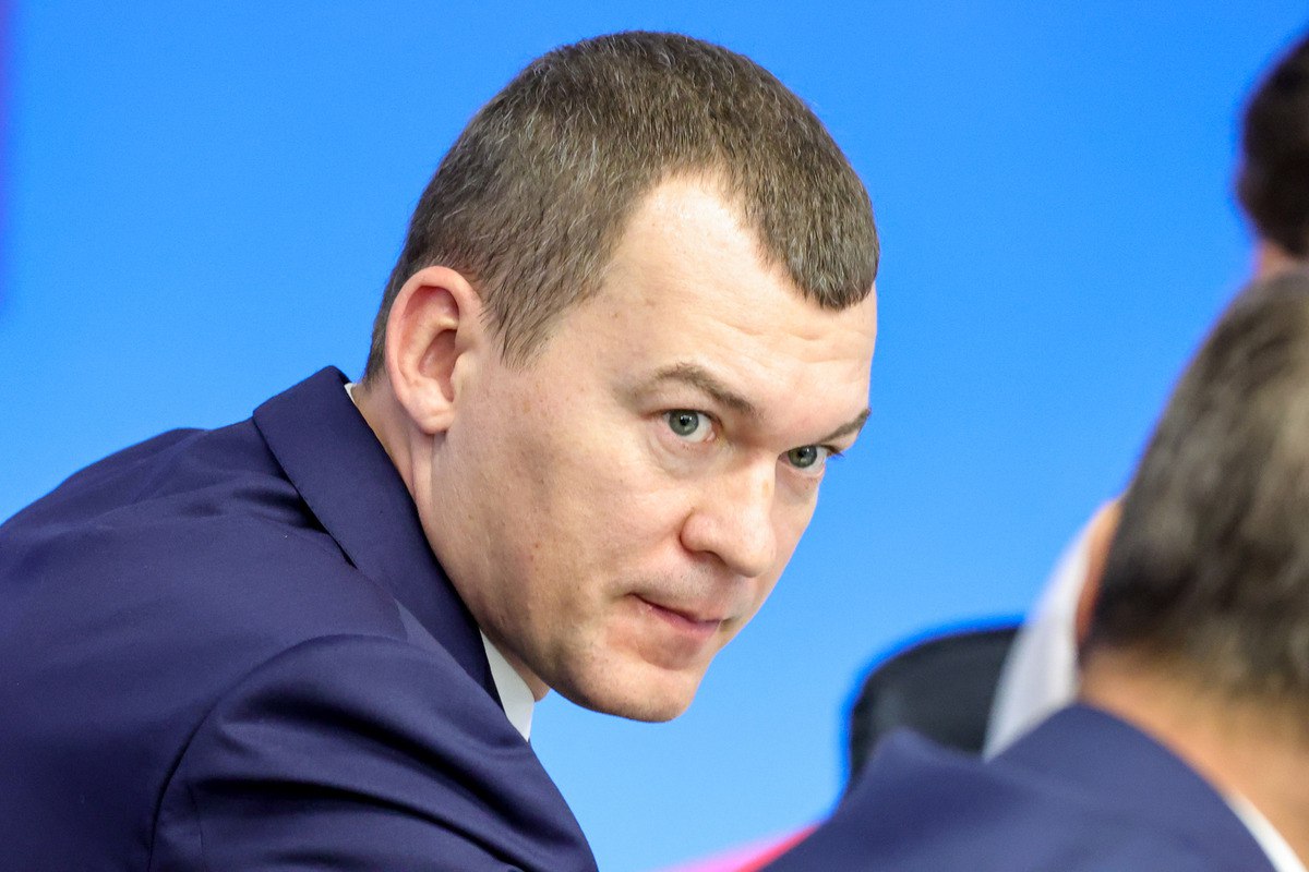 Новый лимит на легионеров в российском футболе будет гуманным заявил ТАСС министр спорта Михаил Дегтярев Министр отметил что приказ о новом лимите на легионеров лежит у него на столе с лета Он предполагает снижение на одного легионера каждый год до сезона 2028 29 Очень гуманный подход хирургический сказал Дегтярев По словам Дегтярева это самое мягкое решение какое вообще может быть со стороны государства в этом отношении Я бы на месте футбольных функционеров митинг провел в поддержку заключил министр На данный момент клубы РПЛ могут вносить в заявку 13 иностранных футболистов и выпускать на поле восемь легионеров при этом игроки из стран Евразийского экономического союза Армения Белоруссия Казахстан и Киргизия не считаются легионерами Global Look Press Подписаться на РБК Спорт