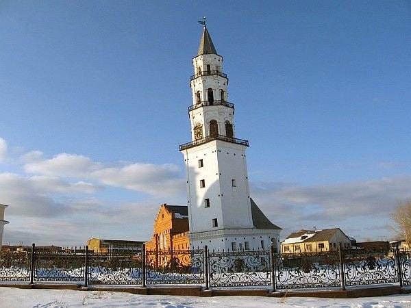 Одна из немногих достопримечательностей Свердловской области — наклонная башня в Невьянске не выдержала потока туристов.  Как пишет ОГ, объект экстренно закрыли на реконструкцию на семь месяцев.