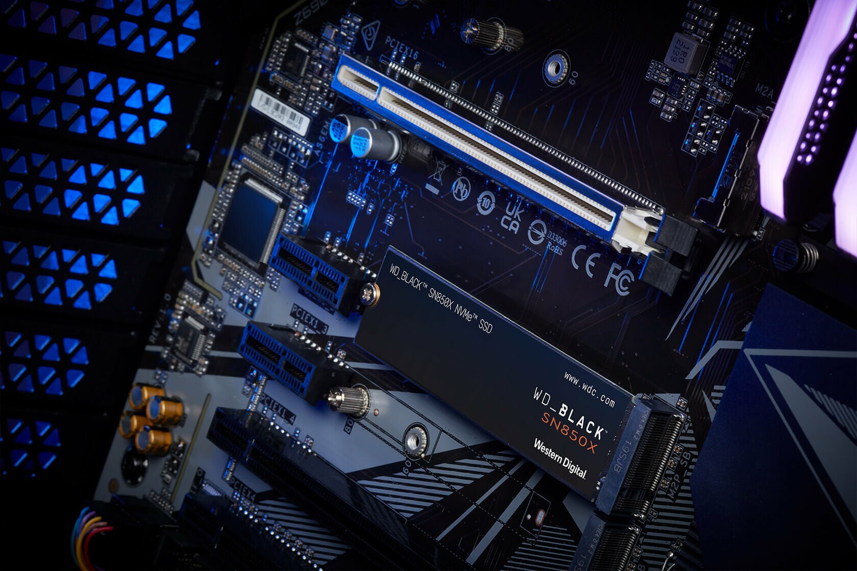 Без SSD но с ОЗУ Samsung и SK Hynix снижают выпуск NAND ради DRAM По данным Wccftech сразу два крупных производителя памяти решили переориентировать заводы на массовый выпуск оперативной памяти сократив производство флеша Причина банальна хотя для обучения ИИ нужно много емких накопителей ОЗУ находится в большем дефиците и стоит куда дороже то есть ее производить банальнее выгоднее Разумеется все это приведет к дефициту флеша крупные игроки рынка уже бросились бронировать поставки на ближайшие месяцы и разумеется крайними останутся обычные пользователи Так что в скором времени можно ждать резкого увеличения цен SSD Мой Компьютер