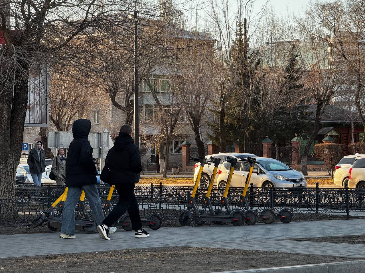 В Благовещенске продлили действие запрета движения электросамокатов в центральной части города. О решении рассказал мэр Олег Имамеев В период майских праздников в Благовещенске ограничили зону движения электросамокатов. Передвигаться на них в центре запретили. Как отметил мэр Благовещенска Олег Имамеев, такая мера показала свою эффективность — для пешеходов стало безопаснее и комфортнее. — Учитывая положительный опыт, а также предстоящие «АмурЭкспоФорум», День защиты детей и День города, — принял решение продлить ограничение до 2 июня. Собственно, об этом просили многие жители, обращаясь в мой чат-бот. Что касается микрорайона и других частей города, там усилен контроль за соблюдением правил парковки и ПДД. Сообщать о нарушениях можно напрямую операторам самокатов. Для этого есть специальный чат-бот, — поделился градоначальник в своём телеграм-канале. ‼ Напомним, с 30 апреля по 12 мая недоступным для передвижения на электросамокатах стал квадрат улиц Театральная – Краснофлотская – Артиллерийская – Горького. Здесь сосредоточили праздничные активности.