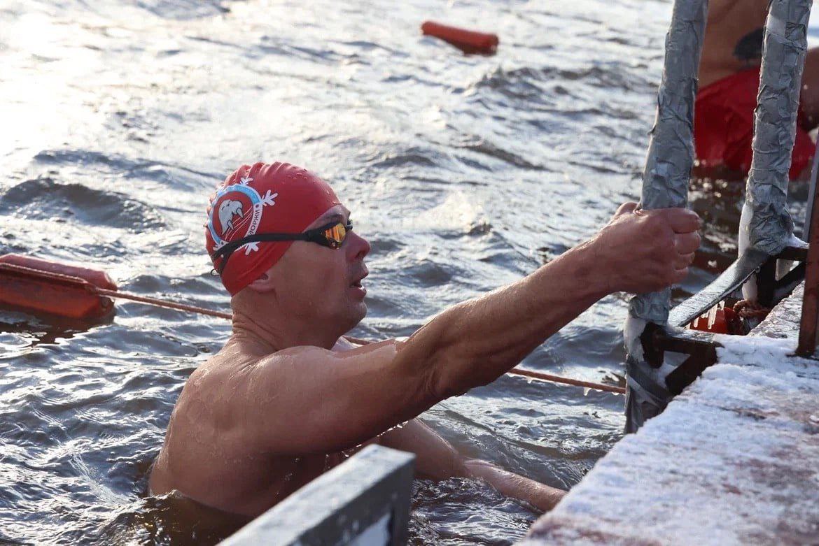 Омские моржи открыли зимний сезон В День народного единства состоялся чемпионат области по зимнему плаванию Соревнования состоялись в парке Зеленый остров Участников на открытии приветствовали президент Омского фонда поддержки спорта Михаил Расин и олимпийский чемпион по плаванию Юрий Мухин Спортсмены разыграли медали в плавании вольным стилем брассом и баттерфляем на дистанциях 25 50 100 и 200 метров а также в смешанных эстафетах 4х25 брасс вольный и комбинированный стили Я любитель занимаюсь зимним плаванием уже 4 года мне очень нравится это полезно для здоровья поделилась участница соревнований Светлана Смольянинова Женщин конечно меньше занимается чем мужчин Но один раз почувствовав это удовольствие уже в будущем сложно от него отказаться Мы конечно же заранее знали что пройдут соревнования Были психологически настроены Пока одетые стояли тепло поднакопили а плавали уже на адреналине Когда плывешь не думаешь о холоде отметил участник Александр Сосновский ПРИСОЕДИНЯЙТЕСЬ К НАМ В МАХ