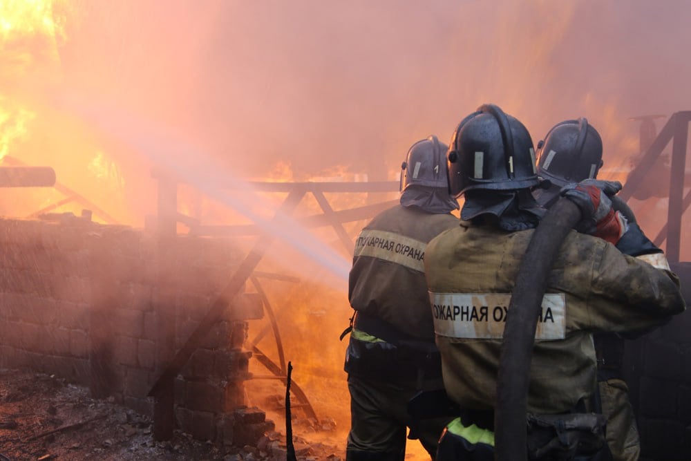 МЧС за сутки ликвидировано 118 пожаров. Сотрудниками ведомства оказана помощь населению в 10 случаях, спасены 14 человек.  Саперы МЧС 22 раза привлекались для обследования территории ДНР. Уничтожен 131 взрывоопасный предмет.