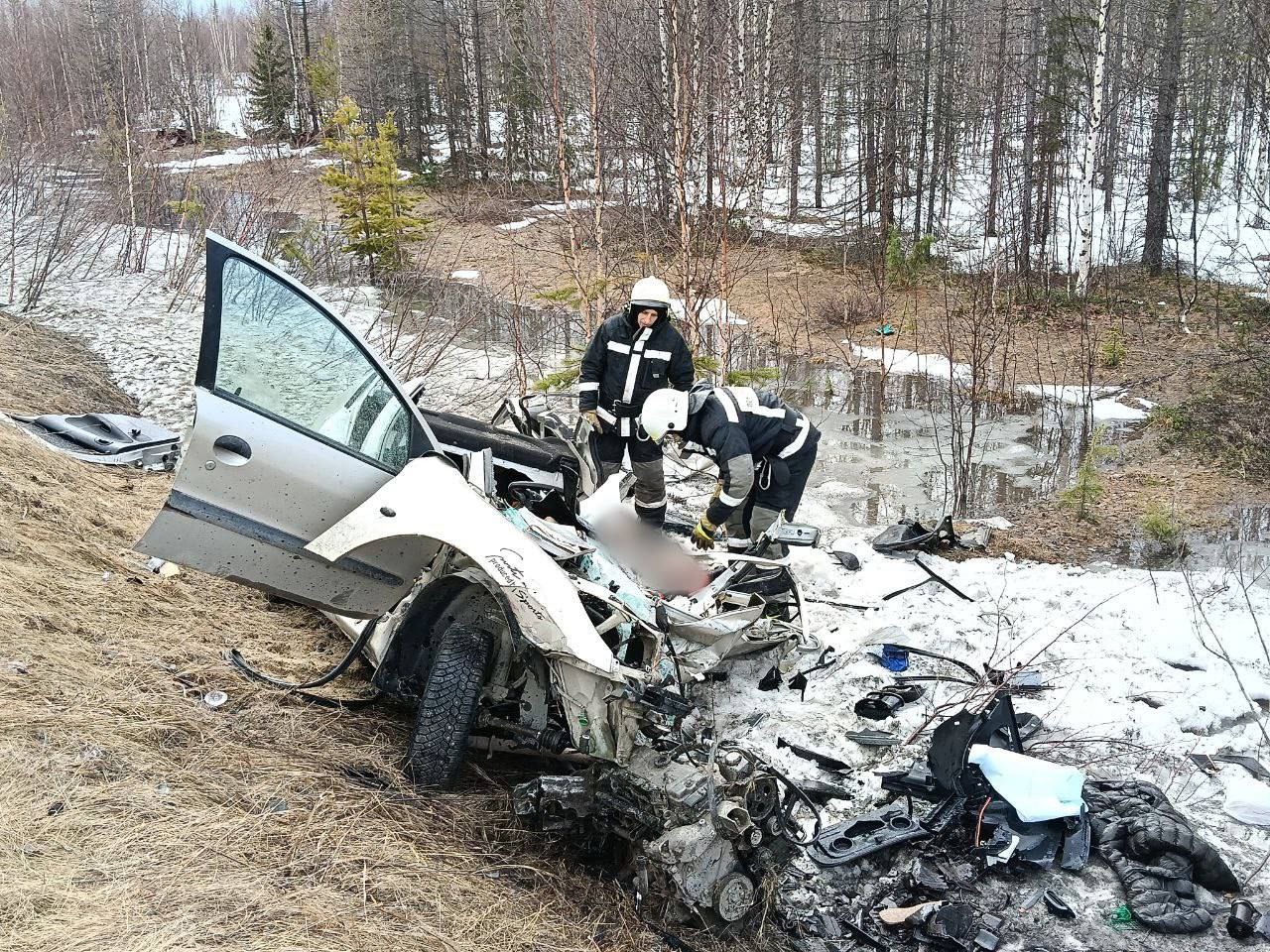 Водитель погиб на месте в страшном ДТП в соседнем Ямале. Peugeot врезался в грузовик на трассе Сургут - Салехард. От удара у иномарки буквально сорвало крышу. Водитель легковушки скончался до приезда скорой помощи. На месте работали оперативные службы и полиция. Последним предстоит выяснить все обстоятельства случившегося. Госавтоинспекция ЯНАО Есть что рассказать или показать? Создавай картину дня – предложи свою новость!