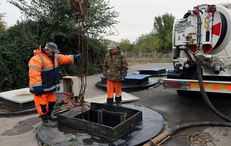 Тысячи ростовчан остались без холодной воды из-за прорыва труб  О массовых отключениях предупредили в департаменте ЖКХ и энергетики.  Так, практически целый день, до 18:00, воды не будет в границах улицы Курортной, от Международной до Кулагина; переулка Плавного, улицы Малиновского и проспекта Стачки; улицы 26-го Июня до улицы Глинки; от улицы Днепропетровской до Брестской, а также переулка Алябьева и инфекционного центра на улице Виталия Ходоша, 15.  Кроме того, до 15:00 под ограничение попадут здания в границах улицы Выездной и проспекта Нагибина; улицы Нансена и проспекта Ленина; улицы 4-ой линии от Мурлычёва до 1-Майской.    Предложи нам новость