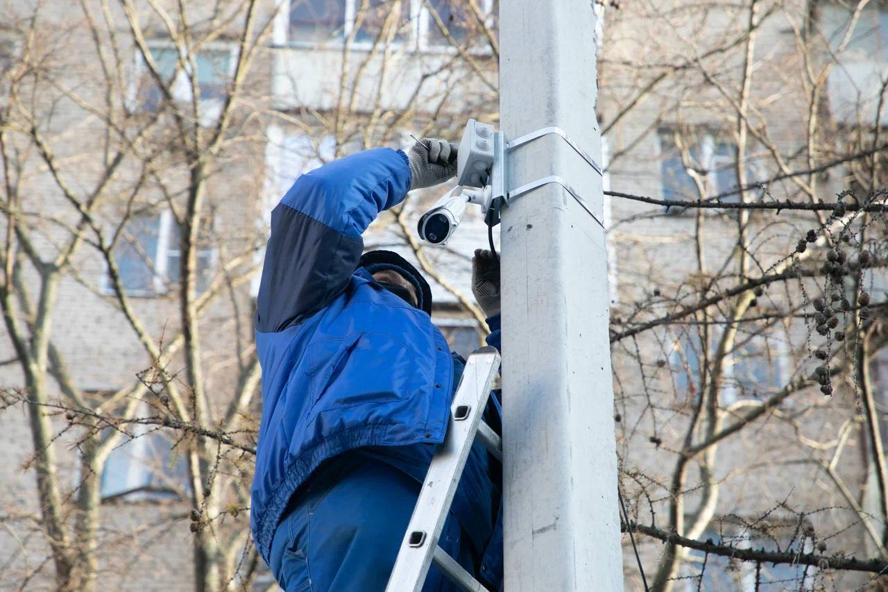 Умные камеры выявили 185 тыс. нарушений на улицах Московской области Больше 66 тыс. видеокамер, оснащенных ИИ, фиксируют 14 видов нарушений во дворах региона. Виртуальный помощники указывают на неровности на дорогах, переполненные мусорки и граффити. ИИ также помогает бороться с любителями припарковаться на контейнерных площадках. За год установлено свыше 3,5 тыс. таких случаев, сообщил губернатор Подмосковья Андрей Воробьев. Более того, недавно начали активно следить за чистотой на детских площадках. Помогает в этом системы «Безопасный регион».