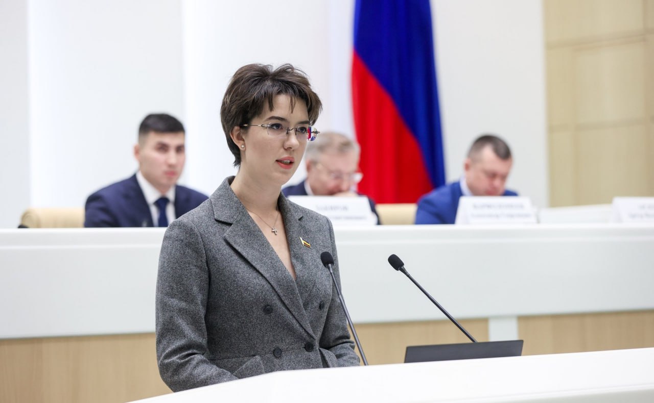 Анна Касьяненко заняла пост главы Минсельхоза Ростовской области Губернатор региона Юрий Слюсарь утвердил её назначение на должность руководителя аграрного ведомства и представил Оксане Лут главе Минсельхоза России Анна Касьяненко родом из Ростова на Дону выпускница Южного федерального университета и кандидат технических наук Ранее она возглавляла одно из ведущих агропромышленных предприятий юга России СЗАО СКВО специализирующееся на производстве зерна молока и мяса Касьяненко также является депутатом Законодательного собрания Ростовской области и председателем комитета Палаты молодых законодателей при Совете Федерации РФ В мае временно исполняющий обязанности губернатора Ростовской области освободил от должности министра сельского хозяйства региона Константина Рачаловского Это произошло после его задержания по обвинению в превышении должностных полномочий Фото Совет Федерации