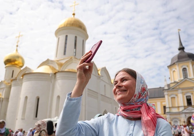 В православном мессенджере от РПЦ будут банить за мат  За чистоту языка решили бороться в мессенджере «Зосима» от РПЦ, которое предлагает не только молитвенную поддержку, но и возможность жертвовать деньги на нужды храма.   Также создатели обещают, что «в отличие от других мессенджеров, тут не будет экстремизма».  Главное новшество — алгоритм для отслеживания «аморальной информации», при этом то, что считается аморальным, будут определять сами разработчики.