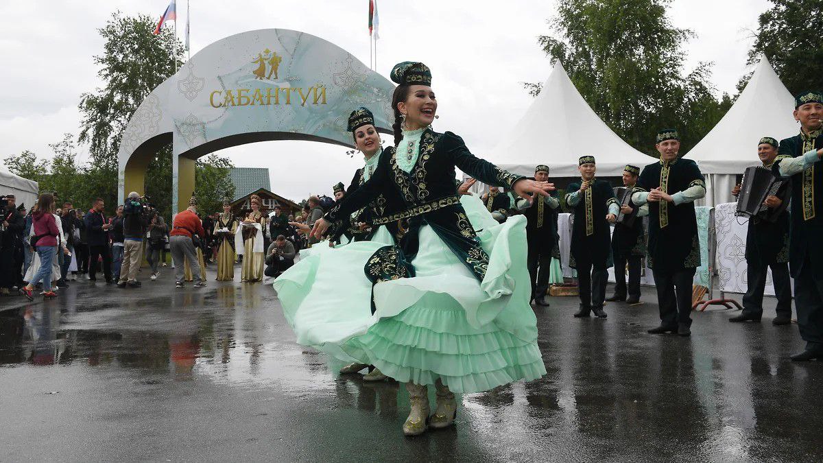 На Сабантуй в Казани выделят 38 млн рублей Сумма финансирования: 38 млн руб. на 8,2 млн руб. больше, чем в 2024 году Заказчик: Дирекция по конкурентной политике и закупкам Казани В 2024 году городской праздник проходил в Берёзовой роще и у озера Лебяжье. Организация двух Сабантуев в Казани обошлась в 29,8 млн руб. Для проведения федерального Сабантуя с 2001 года правительство Татарстана традиционно выбирает один из регионов России. В 2025 году федеральный Сабантуй проведут в Якутии. В 2024 году принимающей стороной была Марий Эл. Фото: Коммерсантъ / Артемий Шуматов