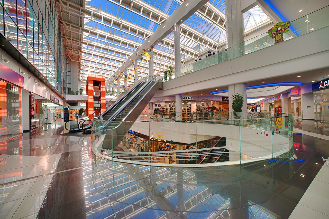Mall Index в минусе: почему россияне реже ходят в торговые центры аналитика Focus Technologies . Посещаемость ТЦ упала на 3% в I полугодии, в регионах — на 4-5%, но Москва и Петербург держатся +1% и 0% соответственно ; Причины спада: давление маркетплейсов, сберегательная модель потребления и рост цен; Фудкорты и развлечения теперь главные магниты — покупки смещаются в онлайн. Fashion-сети потеряли 25-30% выручки, а арендаторы требуют скидок — но ставки в рублях всё равно растут из-за инфляции Онлайн побеждает: покупатели сравнивают цены в сети, а в ТЦ приходят только поесть или развлечься.