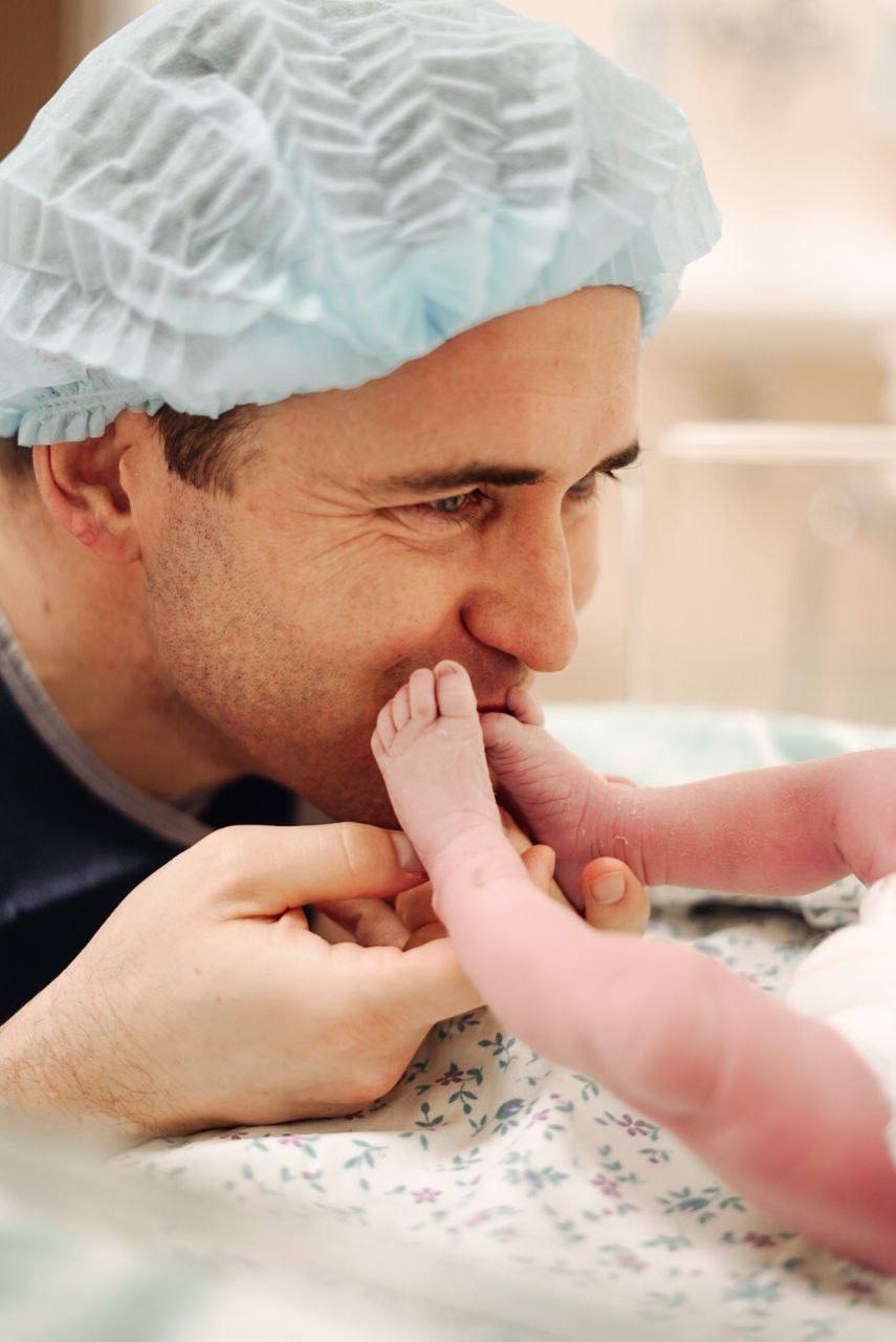 Александр Кержаков сообщил о рождении ребенка Самый лучший новогодний подарок в жизни от самого лучшего человека на земле написал экс футболист сборной России в своем Telegram канале опубликовав фотографию из роддома Кержаков женат на Евгении Ледащевой этот ребенок стал первым у супругов Также у футболиста от предыдущих отношений есть дочь Дарья 2005 сыновья Игорь 2014 и Артемий 2017 Подписывайтесь на РИА Новости Спорт в MAX