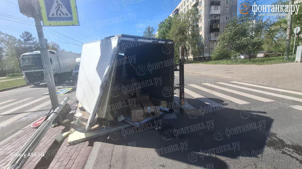 Газель-пивовоз разлетелась на болтики при повороте с с Пискарёвского проспекта на Мечникова. Ее угнали, рассказал нам читатель. С его слов: водитель выгружал товар в пивном магазине, когда в кабину пробрался нетрезвый мужчина. «Проехал пару остановок, при этом вскрыв ящик пива и выпив две бутылки, врезался в столб», — делится автор фото. Уточняем обстоятельства странного ЧП.
