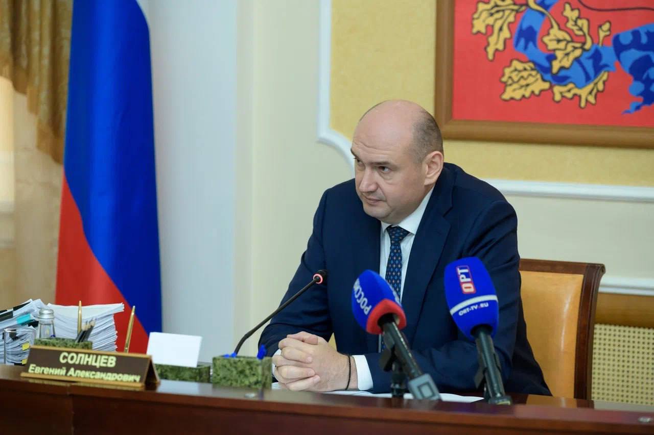 В Оренбуржье рассказали об узнаваемости нового главы региона  Узнаваемость врио губернатора Оренбуржья Евгения Солнцева выросла до 71%. Это произошло всего за три с лишним месяца, которые он находился в регионе. Такое исследование сделали по заказу Оренбургского фонда поддержки регионального сотрудничества и развития.   Из него следует, что семь из десяти оренбуржцев смогли правильно назвать его фамилию. 66% жителей поделились, что верят в нового руководителя области и его способности улучшить ситуацию в целом по региону.   По данным опроса 75% жителей Оренбуржья заявили о том, что собираются принять участие в голосовании на выборах губернатора. Больше половины заявили, что точно придут на выборы.  Напомним, 26 марта Президент России назначил Евгения Солнцева временно исполняющим обязанности губернатора Оренбургской области. Ранее он был председателем правительства Донецкой Народной Республики.