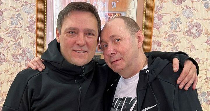 Мать основателя «Ласкового мая Валентина Кузнецова просит суд отменить завещание Юрия Шатунова Мать основателя группы «Ласковый май» Сергея Кузнецова Валентина подала иск к вдове Юрия Шатунова Светлане Шатуновой-Чумаковой с требованием отменить завещание артиста. Об этом говорится в судебных документах, с которыми ознакомился ТАСС. Мотивы, по которым Кузнецова просит отменить завещание, не раскрываются. Ранее продюсер Андрей Разин также подал иск с просьбой признать недействительным завещание Шатунова. Это исковое заявление рассматривается в Савеловском суде Москвы.