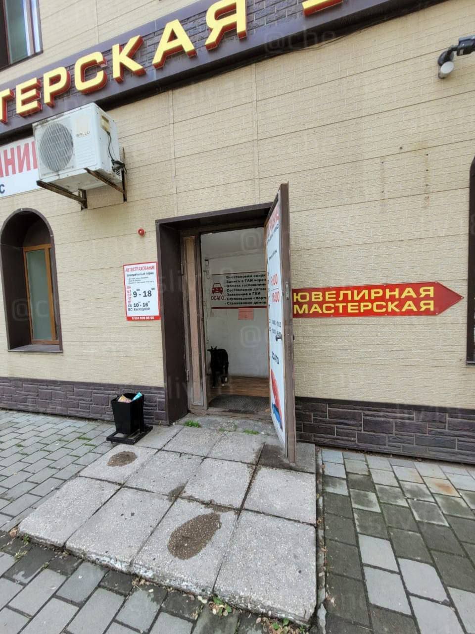 Козёл в очереди: в Уссурийске заметили копытного, ожидающего автостраховку На улице Пушкина в Уссурийске очевидцы засняли козла, терпеливо стоящего у дверей офиса страховой компании. Животное вело себя спокойно и будто бы ждало своей очереди вместе с остальными. Предположительно, хозяин решил ненадолго оставить своего питомца, пока сам оформляет документы. »..... ПОДПИСАТЬСЯ. ДПС ВЛАДИВОСТОКА