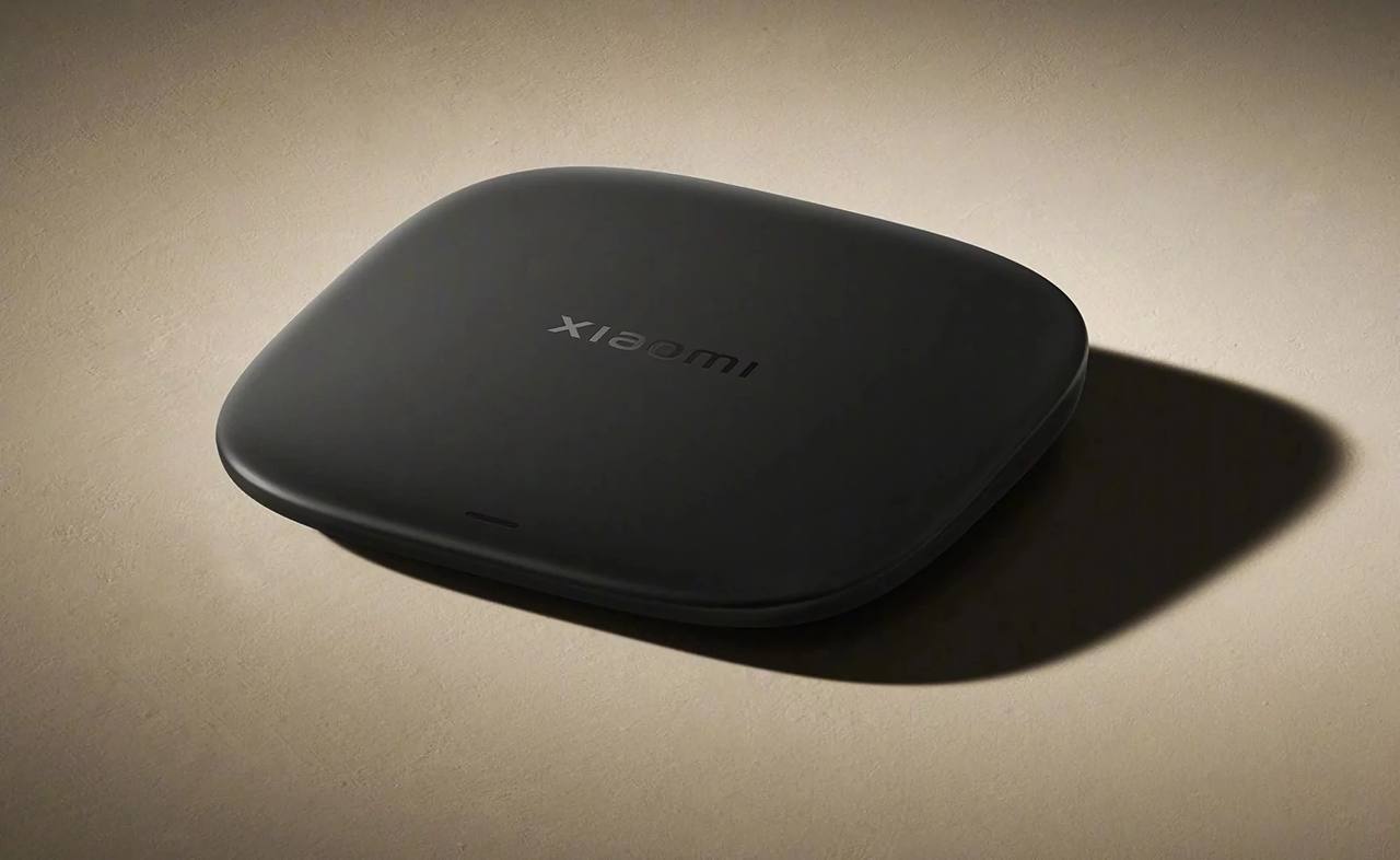 Xiaomi представила ТВ-приставки Mi Box 5 и 5 Max Модели пятого поколения получили чип с 4 ядрами Cortex-A55, и всё также могут воспроизводить видео в формате 4K. Главное нововведение — теперь приставки работают под управлением Hyper OS. Ещё имеется поддержка голосового помощника Xiao AI, а также возможность проекции через NFC. • Интерфейсы: HDMI 2.1, USB 2.0, Wi-Fi 6, Bluetooth 5.2. • Память: 2+32 / 4+64 ГБ • Технологии: Dolby Vision, Dolby Atmos, DTS:X. • Цена: $42 ~3 500 ₽ / $70 ~5 800 ₽