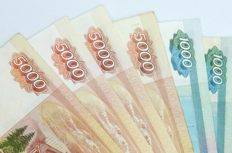 Рожденным после смерти отца детям назначат пенсию 26 ноября Парламентская газета Пенсии будут выплачивать детям зачатым при помощи экстракорпорального оплодотворения после смерти отца Соответствующий закон Совет Федерации одобрил на пленарном заседании 26 ноября Документ устанавливает новый вид социальной выплаты пенсии детям рожденным по истечении 300 дней со дня смерти мужчины чье отцовство установил суд Им предоставят те же права что и для детей оба родителя которых неизвестны Подробности рассказывает Парламентская газета Отцовство установят в суде ЭКО чаще всего используют при бесплодии Суть процедуры в том что оплодотворение яйцеклетки сперматозоидом происходит не в организме женщины а вне его в лабораторных условиях Конституционный суд ранее решил что детям зачатым с помощью ЭКО после смерти отца полагается пенсия по потере кормильца Теперь юридически значимым фактом для получения права на такую пенсию будет рождение ребенка более чем через 300 дней со дня смерти его генетического родителя Кроме того потребуется установить факт отцовства в суде Изменения предполагают назначение пенсии ребенку отца который находился в браке с его матерью выразил при жизни намерение иметь детей и чье отцовство установлено в судебном порядке Дети смогут получать страховую пенсию до 18 лет а если они учатся очно до 23 лет Согласно закону ежемесячная пенсия для таких детей составит 7689 83 рубля для инвалидов с детства I группы и детей инвалидов выплата должна быть выше 21 177 59 рубля ежемесячно Инвалидам I группы и инвалидам с детства II группы положено 17 648 24 рубля в месяц инвалиды III группы смогут получать 7500 53 рубля