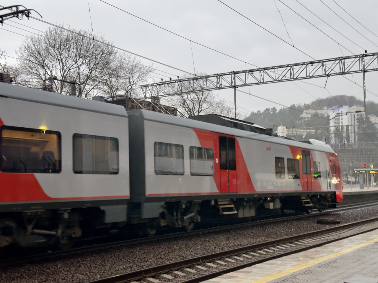 На праздничные выходные из Ростова и Краснодара в Кисловодск Анапу и Розу Хутор назначены дополнительные поезда Поезда отправятся 20 и 21 февраля а обратные рейсы будут 22 и 23 февраля Кубанские Новости Мы в MAX