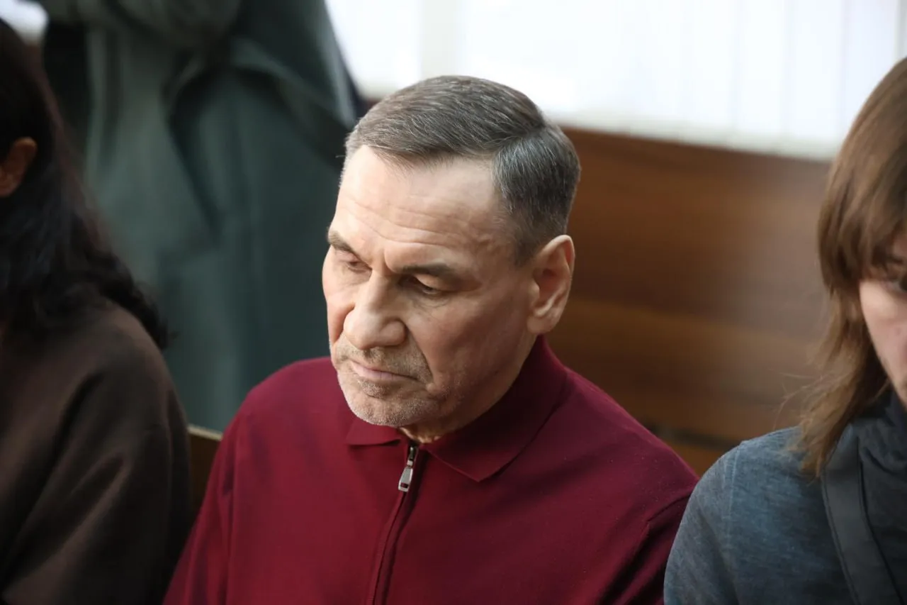 Уральский экс олигарх получил 14 лет колонии Суд приговорил бывшего депутата госдумы Малика Гайсина владевшего целой сетью предприятий на Урале к 14 годам общего режима и штрафу в 2 млрд руб Его признали виновным в махинациях с заводом электрических соединителей Исеть директором которого он ранее был Сколько мне лет дали 14 переспросил Гайсин и добавил Это ведь незаконно Суд установил что Гайсин вывел с завода 385 млн рублей через безвозвратные кредиты своим структурам Защита утверждает что деньги были возвращены заводу с процентами Напомним завод Исеть был национализирован в 2024 году Что же касается Гайсина то в 1990 х он завладел большим количеством предприятий включая завод Уралхиммаш контроль над которым он утратил в 2014 году Подписывайтесь на наш MAX и VK Фото Е1