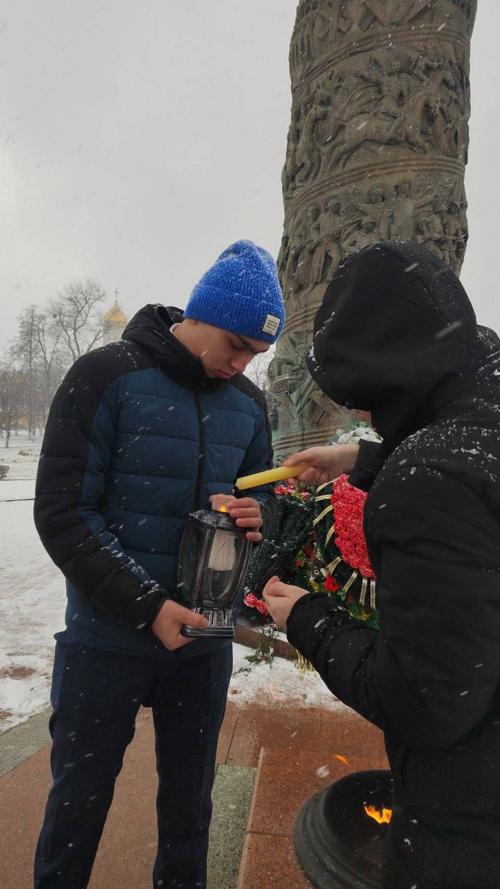 Во Владикавказе стартовала акция «Огонь Победы». Мероприятие приурочено к празднованию 80-летия Победы над фашизмом.    Инициатива проведения памятной акции принадлежит ученикам 11 "Б" владикавказской школы №11.  Накануне, на Мемориале Славы учащиеся зажгли «Огонь Победы» частичкой Вечного огня. После зажжения лампаду с огнем ребята привезли в родную школу.   Торжественное мероприятие продолжилось в учебном заведении. В нем приняли участие заместитель главы АМС Владикавказа Мадина Ходова, начальник управления образования АМС Владикавказа Наталья Тотоева, представители педагогической общественности и школьники.   Обращаясь к присутствующим, Мадина Ходова отметила актуальность акции в рамках объявленного Года защитника Отечества.   «Благодарю 11 «Б» класс. Сегодня вы подчеркнули важность сохранения исторической памяти. «Огонь Победы» призван объединить школьные коллективы, дать возможность лучше узнать военную историю страны и бережно хранить ее», - отметила Мадина Ходова.   По инициативе школьников и при поддержке руководства АМС Владикавказа акция по передаче «Огня Победы» пройдет во всех школах города. Уже завтра частичкой «Огня Победы» школьники поделятся с учащимися 18-ой школы.   До 9 мая во всех общеобразовательных учреждениях нашего города пройдут патриотические мероприятия, направленные на сохранение исторической памяти о героях, защищавших нашу Родину в разные периоды отечественной истории.