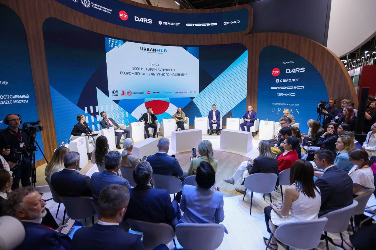 ПМЭФ-2025: вице-губернатор Ольга Вовк представила проект Центра научно-технологического творчества «Родина» На сессии обсудили трансформацию исторических объектов в точки роста для туризма, креативных индустрий и коммерческой недвижимости. Вице-губернатор отметила, что реконструкцию здания бывшего кинотеатра реализуют в рамках плана «На Севере – жить!» и мастер-плана Мурманской агломерации при поддержке компании «НОВАТЭК» и участии Сбера. «Таких объектов, каменных кинотетаров, как «Родина», всего четыре в стране. И мы создаем там Центр научно-технологического творчества, который будет на стыке креативных индустрий для того, чтобы оставить историю с кинопроизводством, с архитектурой, с урбанистикой и внести историю с программированием, решением изобретательских задач по примеру инженерного советского образования. Объект находится в центре города, и мы запустили масштабную программу благоустройства территории вокруг», – сообщила Ольга Вовк. Напомним, 12 июня стартовал набор, поступило уже 1500 заявок.