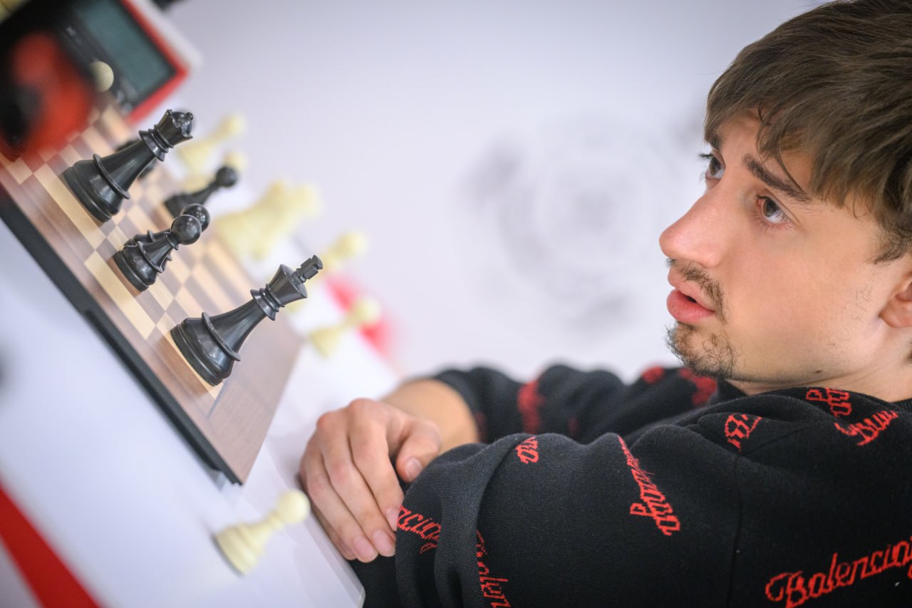 Даниил Дубов в 1 8 финала Кубка мира Он обыграл на тай брейке Рамешбабу Прагнанандху со счётом 1 5 0 5 Следующий соперник Даниила Сэм Шенкленд Ph FIDE chessgames