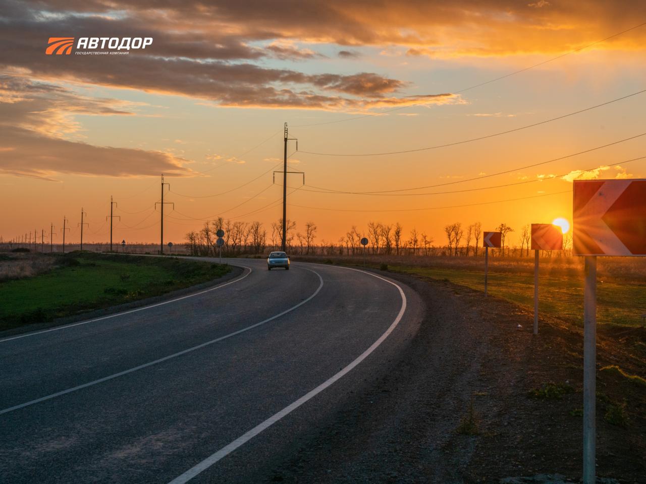 В Запорожской области завершён капитальный ремонт и обустройство ещё 60 километров дорог Силами Государственной компании Автодор закончено обновление участка трассы Черниговка Новополтавка Семёновка Басань 9 км маршрут к школам больнице и другим соцобъектам капремонт на 21 км дороги Старопетровка Новопетровка Куликовское коридор связывающий Бердянск с Азовским побережьем и ДНР более 30 км трассы Токмак Черниговка участок объединяющий 6 населённых пунктов Работе по обеспечению транспортной доступности уделяется огромное внимание со стороны Президента России Владимира Владимировича Путина Правительства РФ Транспортные артерии региона приводятся к общероссийским стандартам