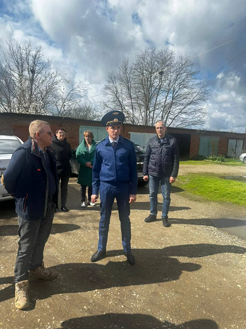 Прокурором Калининского района проверен ход проведения капитального ремонта многоквартирных домов В рамках реализации региональной программы капитального ремонта общего имущества собственников помещений в многоквартирных домах расположенных на территории Краснодарского края в 2026 году на территории Калининского района проводится капитальный ремонт внутридомовых инженерных систем электроснабжения и фасадов двух многоквартирных жилых домов Прокурором района Антоном Пестовым осуществлен выезд на место проведения работ в ходе которого заслушаны доклады представителей НКО Краснодарский краевой фонд капитального ремонта многоквартирных домов и генерального директора подрядной организации о ходе выполнения работ обращено внимание подрядчика на неукоснительное соблюдение сроков исполнения обязательств по контракту С целью недопущения срыва сроков реализации региональной программы капитального ремонта руководителю подрядной организации объявлено предостережение о недопустимости нарушения закона Ход и результаты проведения капитального ремонта контролируются прокуратурой района