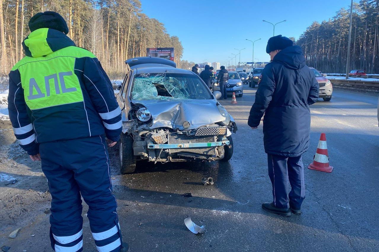 На Объездной водитель Volkswagen снес четырех пешеходов, один из них скончался.  Трагедия произошла воскресным днем на Объездной дороге. 32-летний водитель Volkswagen Polo, двигаясь со стороны Базового переулка в сторону Светлореченской с превышением скорости, зацепил ехавшие в попутном направлении Lexus и Toyota RAV4, после чего вылетел на полосу, где стоял на аварийке Nissan March. Легковушка протаранила малолитражку и сбила четырех человек, стоявших рядом с ней.   В результате наезда мужчина 1985 года рождения от полученных травм скончался на месте. Еще один мужчина, женщина и ребенок получили травмы, их увезли на скорой в больницу. Виновник ДТП не пострадал.  Как установили инспекторы ГИБДД, Nissan с женщиной за рулем и ребенком-пассажиром получил повреждение колеса. Автоледи остановилась в правой полосе, к ней подъехали двое мужчин, чтобы помочь поставить запаску. Знаком аварийной остановки они не воспользовались.  Lexus и Toyota, участвовавшие в ДТП, с места аварии скрылись. Их разыскивает ГИБДД.  По факту смертельного ДТП прокуратура начала проверку.   : ГИБДД